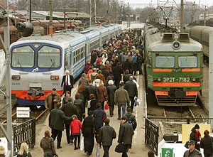 Вокзал Калуга-1, вечер воскресенья, электрички на Москву. 28 марта 2004 г. фото: Сергей Локтионов